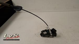 Gebruikte Slotmechaniek Portier 4Deurs links-achter Ford EcoSport (JK8) 1.0 EcoBoost 12V 125 Prijs € 40,00 Margeregeling aangeboden door LvS Carparts