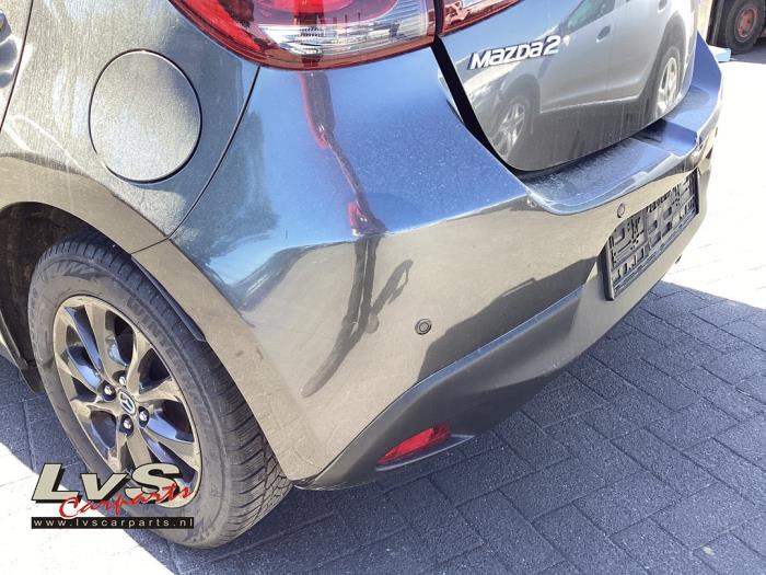Mazda 2. Stoßstange hinten