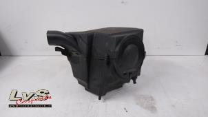 Gebruikte Luchtfilterhuis Ford Focus 3 Wagon 1.0 Ti-VCT EcoBoost 12V 125 Prijs € 30,00 Margeregeling aangeboden door LvS Carparts