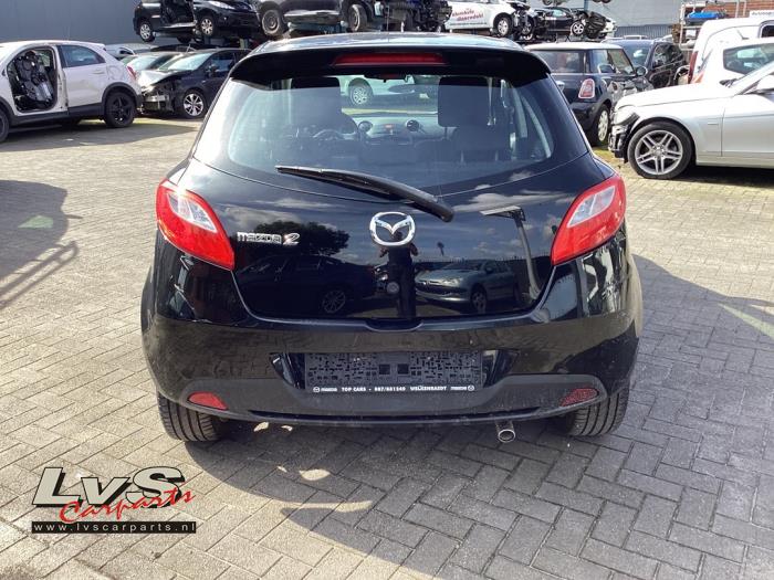 Mazda 2. Stoßstange hinten