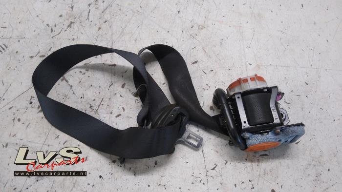 Nissan Qashqai Seatbelt tensioner, right