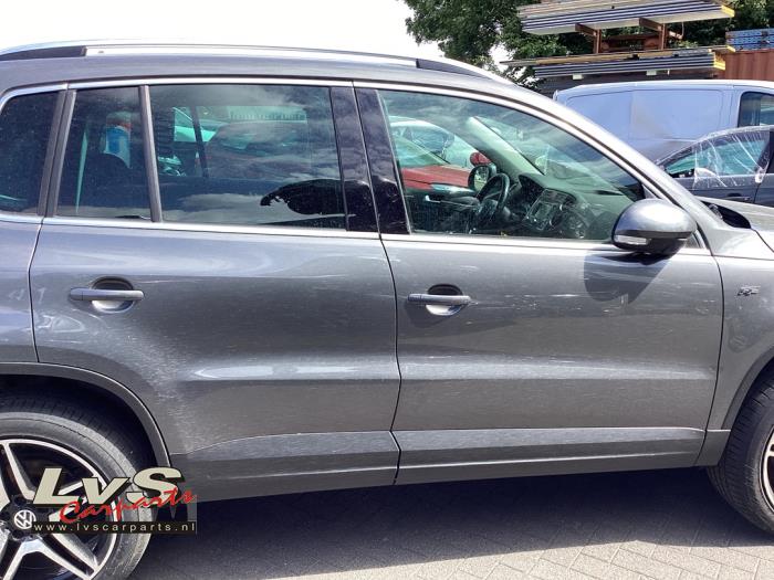 Volkswagen Tiguan Rear door 4-door, right