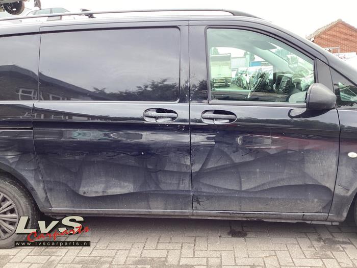 Mercedes Vito Door 2-door, right