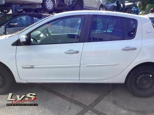 Gebruikte Deur 4Deurs links-voor Renault Clio III (BR/CR) 1.2 16V 75 Prijs € 75,00 Margeregeling aangeboden door LvS Carparts