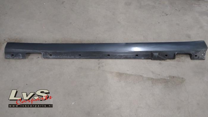 Mercedes E-Klasse Zijskirt links