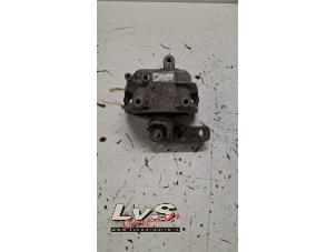 Gebruikte Motorrubber Volkswagen Caddy IV 2.0 TDI 102 Prijs € 14,95 Margeregeling aangeboden door LvS Carparts