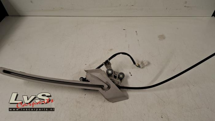 Mercedes E-Klasse Motor bagageafdekking links