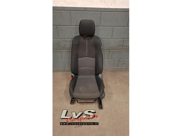 Mazda 2. Stoel links