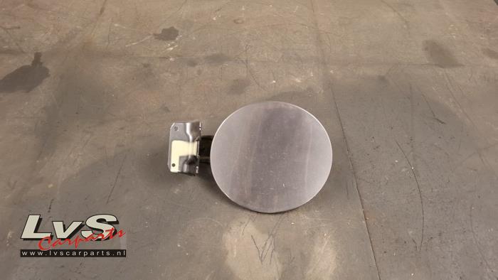 Mazda 2. Tank Klep