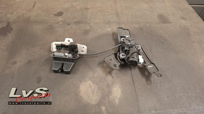 Lynk & Co 01 Tailgate lock mechanism