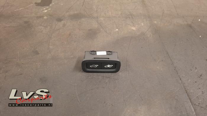 Lynk & Co 01 Tailgate switch