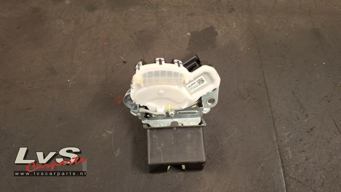 Suzuki Baleno Tailgate lock mechanism