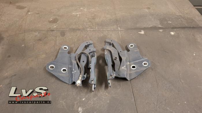 BMW X1 Charnière capot