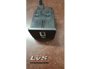 Gebruikte AUX/USB aansluiting Ford Focus 4 1.5 EcoBoost 12V 150 Prijs € 24,00 Margeregeling aangeboden door LvS Carparts