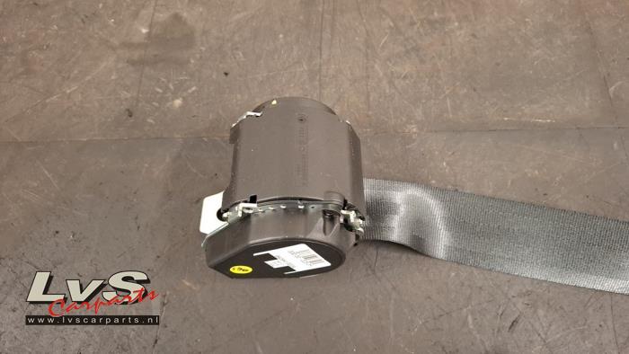 Veiligheidsgordel midden-achter van een Audi A3 Sportback (8YA) 1.0 30 TFSI 12V 2022