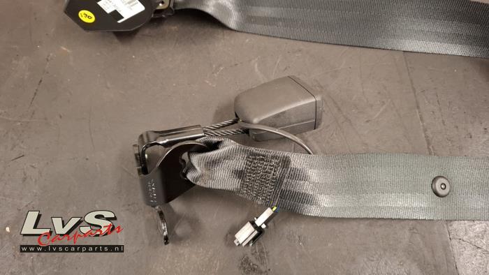 Veiligheidsgordel midden-achter van een Audi A3 Sportback (8YA) 1.0 30 TFSI 12V 2022