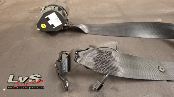Veiligheidsgordel midden-achter van een Audi A3 Sportback (8YA) 1.0 30 TFSI 12V 2022