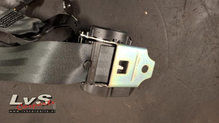 Veiligheidsgordel midden-achter van een Audi A3 Sportback (8YA) 1.0 30 TFSI 12V 2022