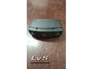 Gebruikte Schakelaar Paniekverlichting BMW 1 serie (E88) 120i 16V Prijs € 9,99 Margeregeling aangeboden door LvS Carparts