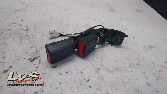 Kia Stonic Insertion ceinture de sécurité arrière droite