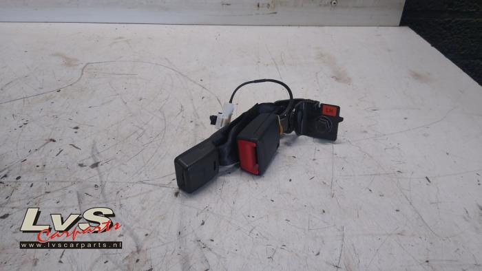 Kia Stonic Insertion ceinture de sécurité arrière gauche