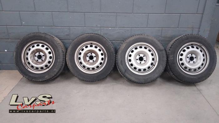 Opel Vivaro Velgen set + banden