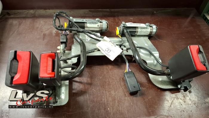 Ford Mondeo Insertion ceinture de sécurité arrière centre