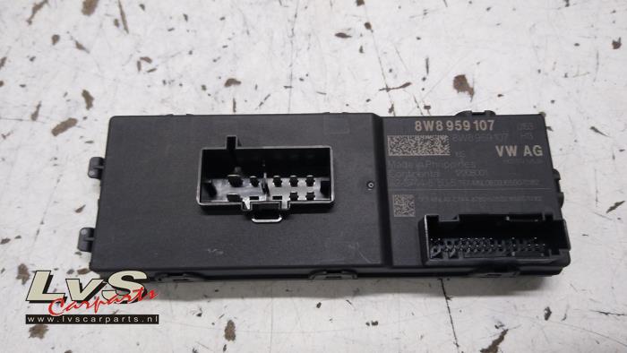 Audi Q7 Module passage hayon