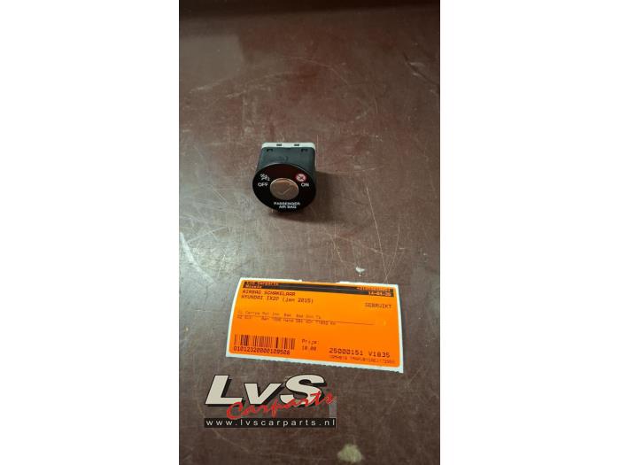 Hyundai IX20 Airbag switch