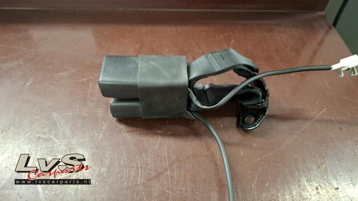 Nissan Qashqai Rear seatbelt buckle, centre