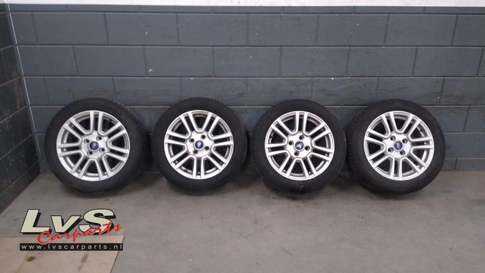 Ford Tourneo Courier Velgen set + banden