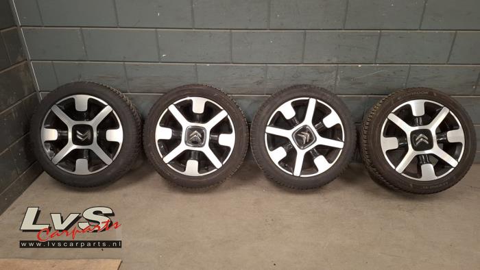 Citroen C4 Cactus Velgen set + banden
