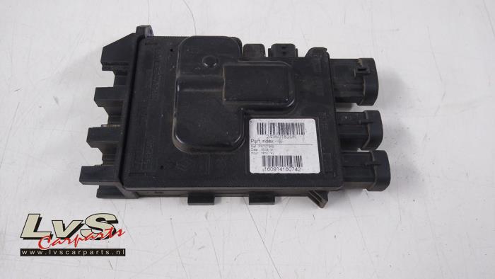 Opel Vivaro Voltage regulator