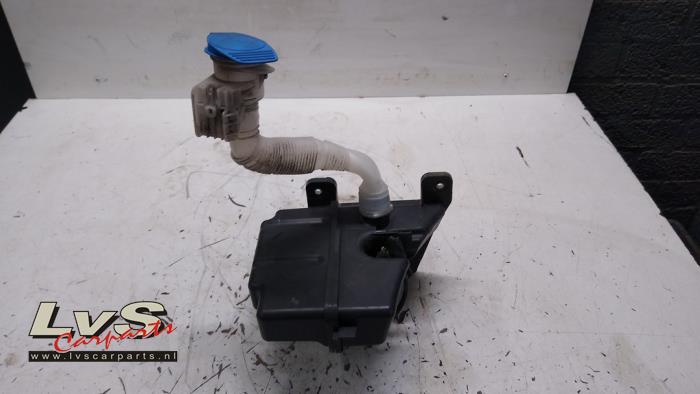 Volkswagen Golf Front windscreen washer reservoir