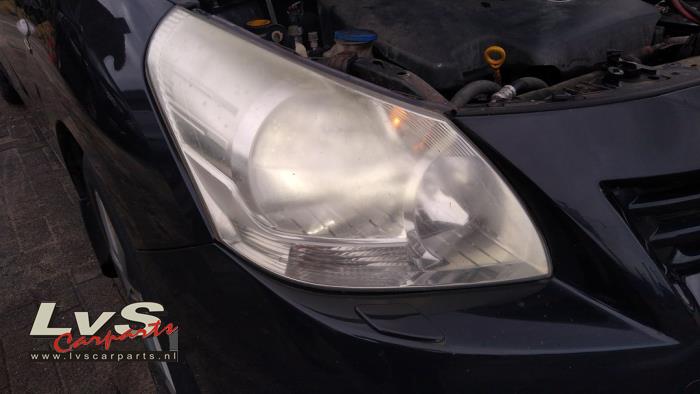 Toyota Verso Phare droit
