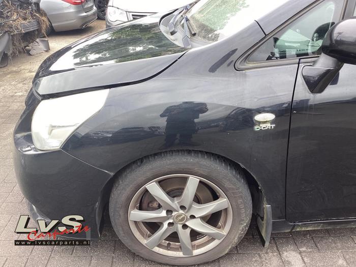 Toyota Verso Aile avant gauche