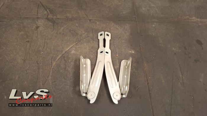 Dacia Dokker Bonnet Hinge