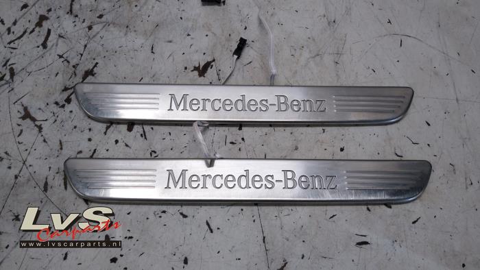 Mercedes C-Klasse Courtesy lighting