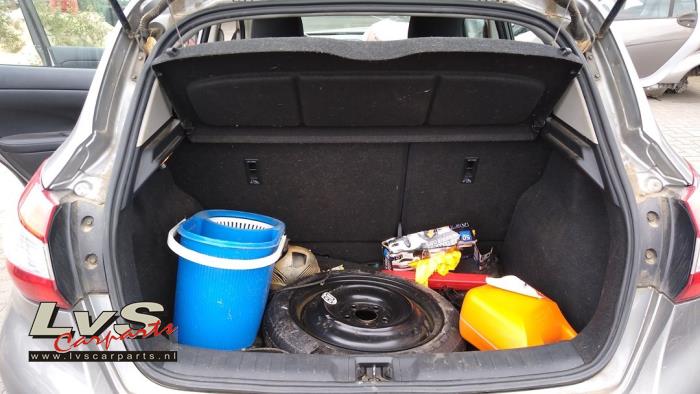 Nissan Pulsar Hoedenplank