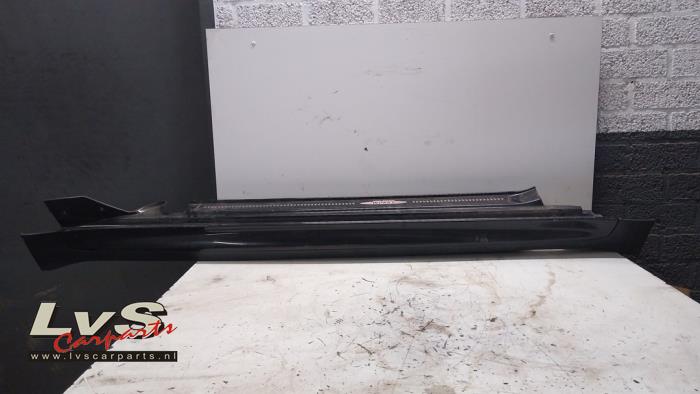 Mini Clubman Zijskirt links