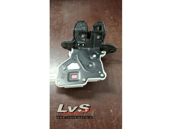 Nissan Qashqai Tailgate lock mechanism