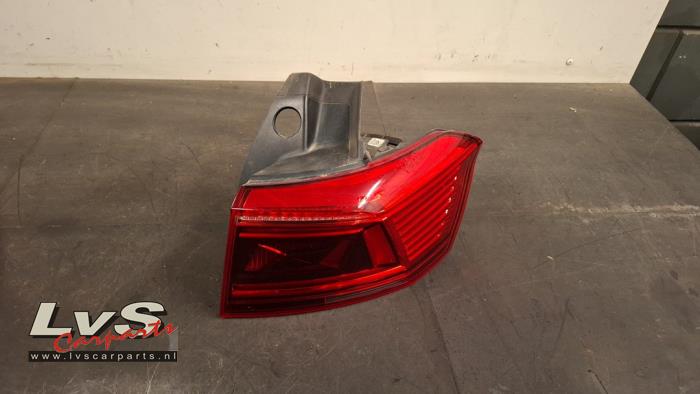 Volkswagen Passat Taillight, right