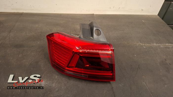 Volkswagen Passat Taillight, left
