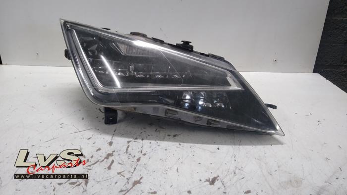 Seat Leon Phare droit