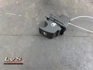 Gebruikte Schakelaar Elektrisch Raam Volkswagen Touran (5T1) 2.0 TDI 110 Prijs € 13,00 Margeregeling aangeboden door LvS Carparts