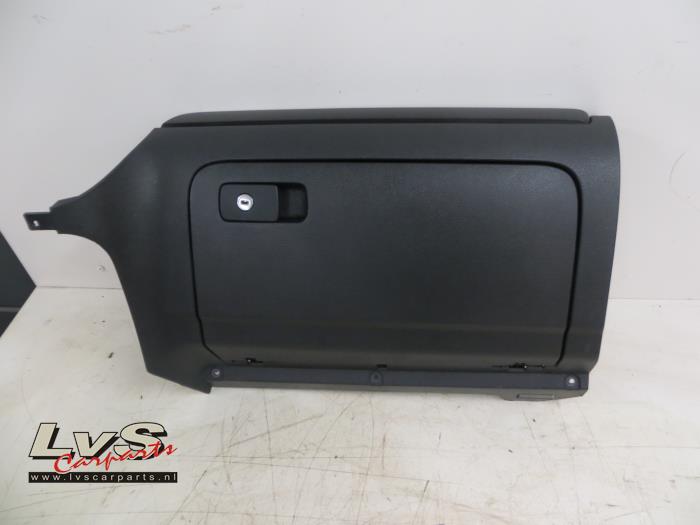 Volkswagen Golf Glovebox