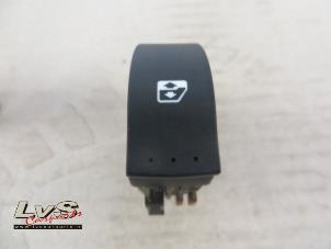 Gebruikte Elektrisch Raam Schakelaar Renault Laguna Prijs € 8,00 Margeregeling aangeboden door LvS Carparts