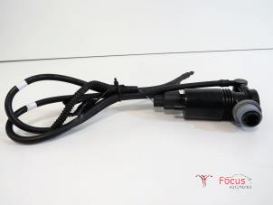 Gebruikte Ruitensproeierpomp voor Ford Fiesta 6 (JA8) 1.4 16V Prijs € 10,00 Margeregeling aangeboden door Focus Automotive
