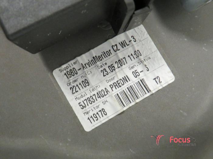 Ruitmechaniek 4Deurs rechts-voor van een Skoda Roomster (5J) 1.4 TDI 80 2007