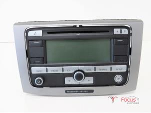 Gebruikte Radio CD Speler Volkswagen Passat Variant (3C5) 1.9 TDI Prijs € 100,00 Margeregeling aangeboden door Focus Automotive